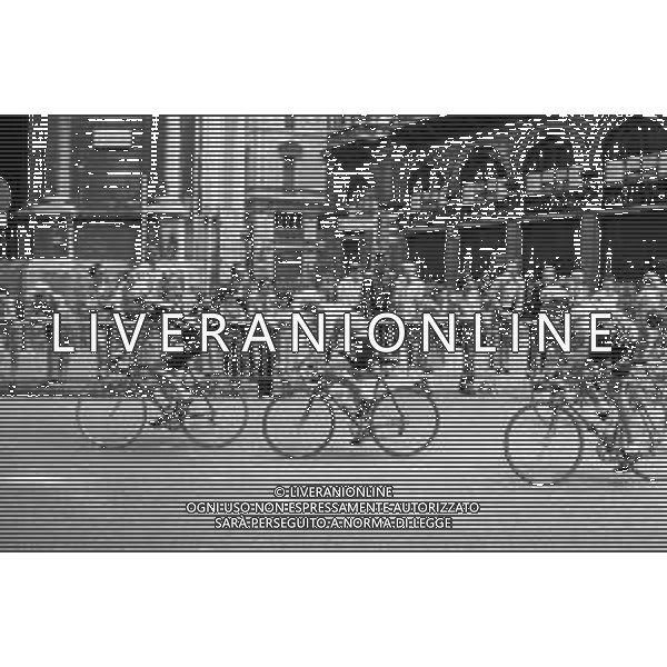 Neg- RETROSPETTIVA 22a e ULTIMA TAPPA DELLA 63a EDIZIONE DEL GIRO D’ITALIA MILANO 07 GIUGNO 1980 NELLA FOTO IL PASSAGGIO DEI CICLISTI IN PIAZZA DUOMO CON LA VITTORIA FINALE DEL FRANCESE BERNARD HINAULT AG ALDO LIVERANI SAS