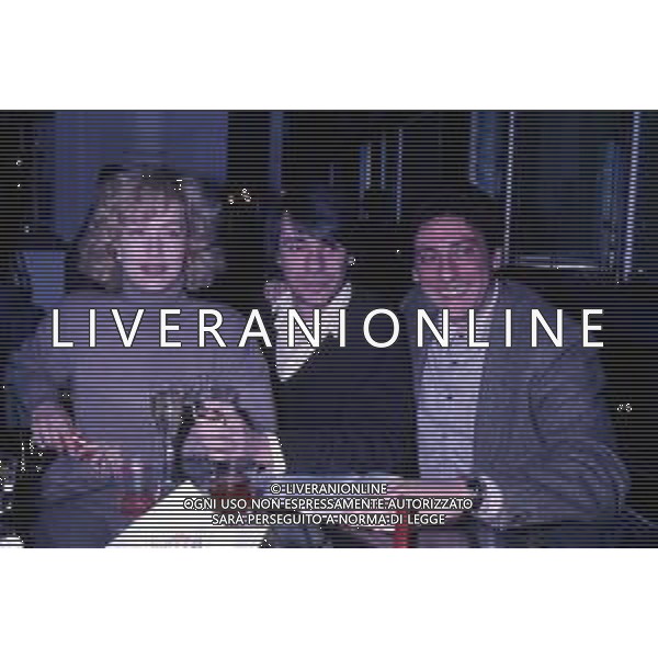 DIAP-RETROSPETTIVA NANCY BRILLI ATTRICE NELLA FOTO NANCY BRILLI CON RICKY TOGNAZZI E SERGIO CASTELLITTO A MILANO IN TERRAZZA MARTINI NELL\'ANNO 1988 AG ALDO LIVERANI SAS