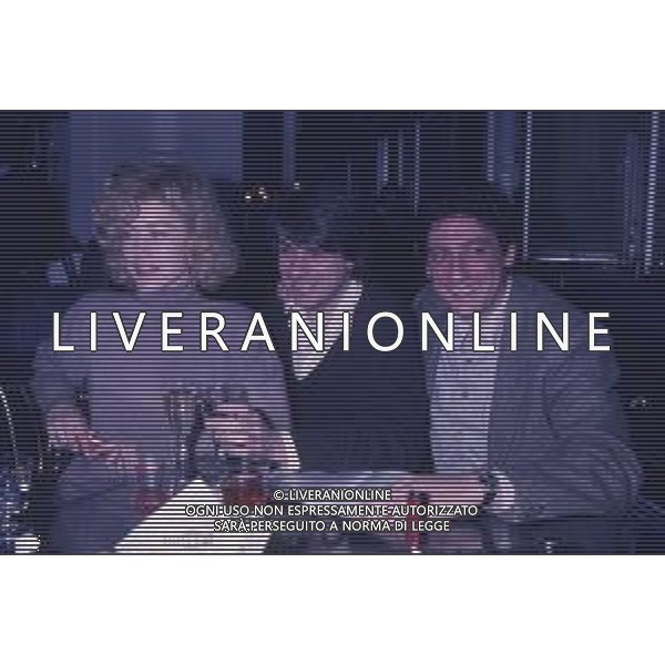 DIAP-RETROSPETTIVA NANCY BRILLI ATTRICE NELLA FOTO NANCY BRILLI CON RICKY TOGNAZZI E SERGIO CASTELLITTO A MILANO IN TERRAZZA MARTINI NELL\'ANNO 1988 AG ALDO LIVERANI SAS