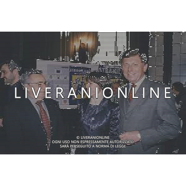 ST-RETROSPETTIVA MANUELA DI CENTA FONDISTA ITALIANA NELLA FOTO MANUELA DI CENTA CON IL GENERALE GIANNA GOLA E CANDIDO CANNAVO\' A MILANO IL GIORNO 13-03-1998 ALLA PRESENTAZIONE DELLA “STRAMILANO“ FOTO DFP-AG ALDO LIVERANI SAS