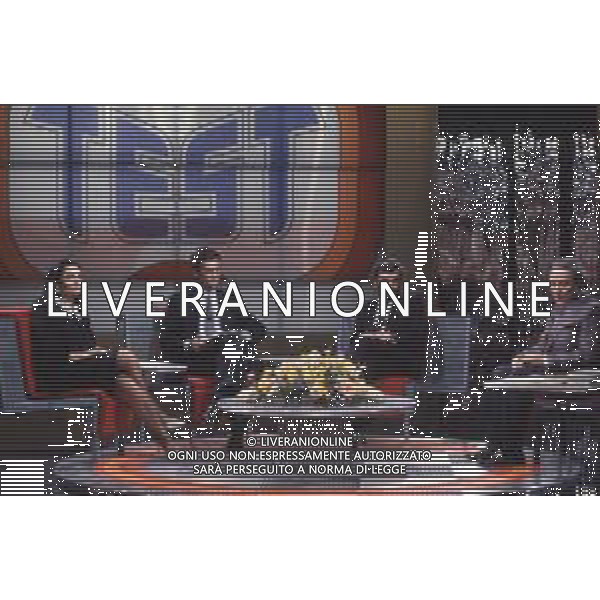 DIAP-RETROSPETTIVA ALESSANDRO CECCHI PAONE PRESENTATORE TELEVISIVO NELLA FOTO ALESSANDRO CECCHI PAONE CONDUCE LA TRASMISSIONE TELEVISIVA “ TEST“ANNO 1986 OSPITI ROSANNA SCHIAFFINO E GIOVANNI GORIA AG ALDO LIVERANI SAS
