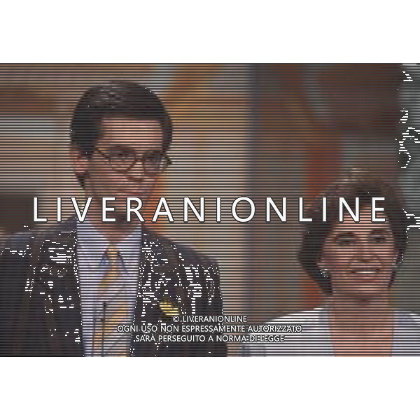 DIAP-RETROSPETTIVA ALESSANDRO CECCHI PAONE PRESENTATORE TELEVISIVO NELLA FOTO ALESSANDRO CECCHI PAONE CON PAOLA GIOVETTI NELL\'ANNO 1985 NELLA TRASMISSIONE TELEVISIVA “MISTERO“ AG ALDO LIVERANI SAS  