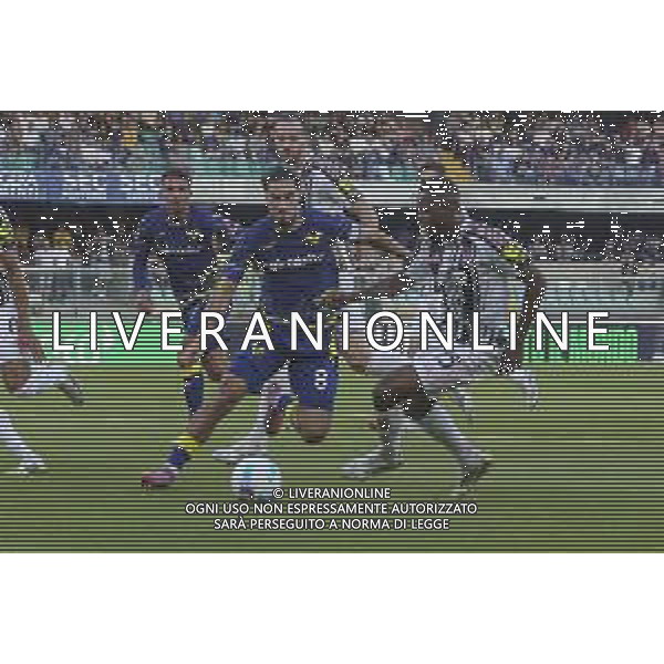 Suat Serdar of Hellas Verona FC battle for the ball with Pierre Kalulu of Juventus FC during Hellas Verona FC vs Juventus FC, 4° Serie A Enilive 2025-26 game at Marcantonio Bentegodi stadium in Verona (VR), Italy, on September 20, 2025. (Photo by Davide Casentini)- AGENZIA ALDO LIVERANI
