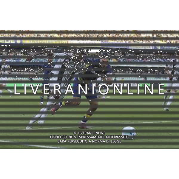 Suat Serdar of Hellas Verona FC battle for the ball with Pierre Kalulu of Juventus FC during Hellas Verona FC vs Juventus FC, 4° Serie A Enilive 2025-26 game at Marcantonio Bentegodi stadium in Verona (VR), Italy, on September 20, 2025. (Photo by Davide Casentini)- AGENZIA ALDO LIVERANI