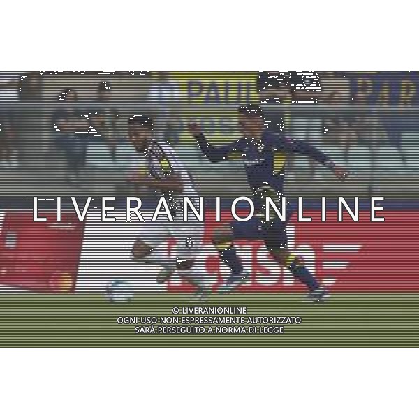 Giovane Santana do Nascimiento of Hellas Verona FC battle for the ball with Lloyd Kelly of Juventus FC during Hellas Verona FC vs Juventus FC, 4° Serie A Enilive 2025-26 game at Marcantonio Bentegodi stadium in Verona (VR), Italy, on September 20, 2025. (Photo by Davide Casentini)- AGENZIA ALDO LIVERANI