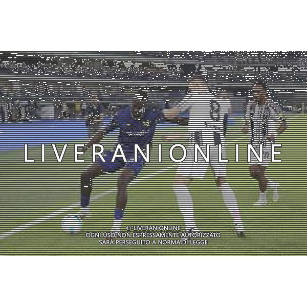 Cheikh Niasse of Hellas Verona FC battle for the ball with Teun Koopmeiners of Juventus FC during Hellas Verona FC vs Juventus FC, 4° Serie A Enilive 2025-26 game at Marcantonio Bentegodi stadium in Verona (VR), Italy, on September 20, 2025. (Photo by Davide Casentini)- AGENZIA ALDO LIVERANI