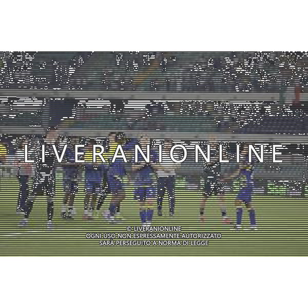 Hellas Verona players applaud the fans following the final whistle during Hellas Verona FC vs Juventus FC, 4° Serie A Enilive 2025-26 game at Marcantonio Bentegodi stadium in Verona (VR), Italy, on September 20, 2025. (Photo by Davide Casentini)- AGENZIA ALDO LIVERANI