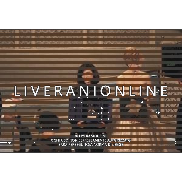 DIAP-RETROSPETTIVA LAURA PAUSINI CANTANTE NELLA FOTO LAURA PAUSINI AL FESTIVAL DI SANREMO NELL\'ANNO 1993 CON MILLY CARLUCCI E PIPPO BAUDO AG ALDO LIVERANI SAS
