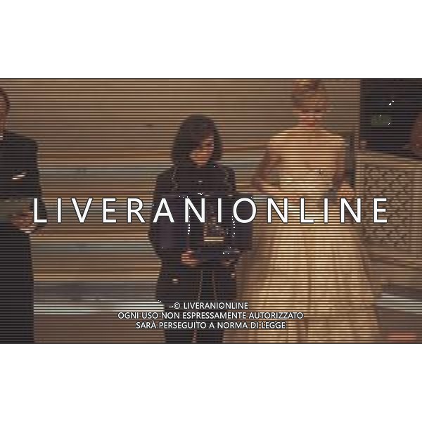 DIAP-RETROSPETTIVA LAURA PAUSINI CANTANTE NELLA FOTO LAURA PAUSINI AL FESTIVAL DI SANREMO NELL\'ANNO 1993 CON MILLY CARLUCCI E PIPPO BAUDO AG ALDO LIVERANI SAS