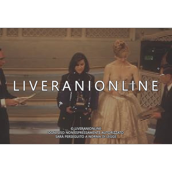 DIAP-RETROSPETTIVA LAURA PAUSINI CANTANTE NELLA FOTO LAURA PAUSINI AL FESTIVAL DI SANREMO NELL\'ANNO 1993 CON MILLY CARLUCCI E PIPPO BAUDO AG ALDO LIVERANI SAS