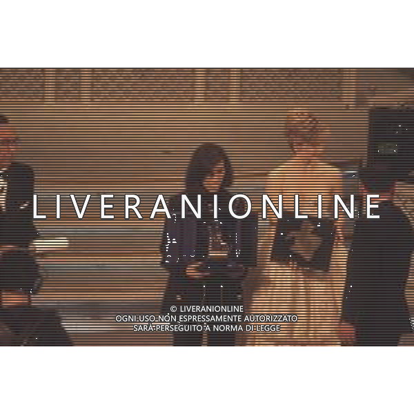 DIAP-RETROSPETTIVA LAURA PAUSINI CANTANTE NELLA FOTO LAURA PAUSINI AL FESTIVAL DI SANREMO NELL\'ANNO 1993 CON MILLY CARLUCCI E PIPPO BAUDO AG ALDO LIVERANI SAS