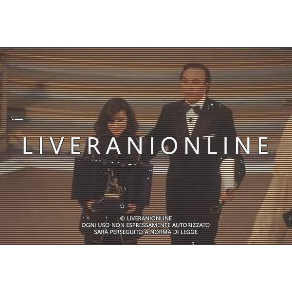 DIAP-RETROSPETTIVA LAURA PAUSINI CANTANTE NELLA FOTO LAURA PAUSINI AL FESTIVAL DI SANREMO NELL\'ANNO 1993 CON MILLY CARLUCCI E PIPPO BAUDO AG ALDO LIVERANI SAS