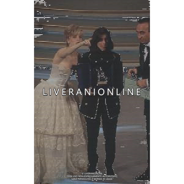 DIAP-RETROSPETTIVALAURA PAUSINI CANTANTE NELLA FOTO LAURA PAUSINI A SANREMO NELL\'ANNO 1993 CON PIPPO BAUDO E MILLY CARLUCCI AG ALDO LIVERANI SAS