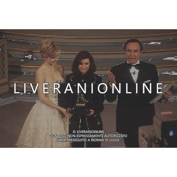 DIAP-RETROSPETTIVALAURA PAUSINI CANTANTE NELLA FOTO LAURA PAUSINI A SANREMO NELL\'ANNO 1993 CON PIPPO BAUDO E MILLY CARLUCCI AG ALDO LIVERANI SAS