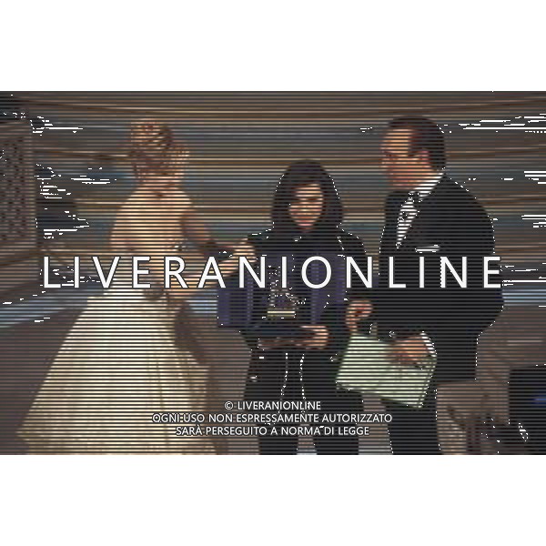 DIAP-RETROSPETTIVALAURA PAUSINI CANTANTE NELLA FOTO LAURA PAUSINI A SANREMO NELL\'ANNO 1993 CON PIPPO BAUDO E MILLY CARLUCCI AG ALDO LIVERANI SAS