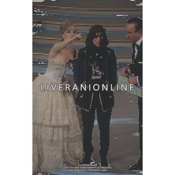 DIAP-RETROSPETTIVALAURA PAUSINI CANTANTE NELLA FOTO LAURA PAUSINI A SANREMO NELL\'ANNO 1993 CON PIPPO BAUDO E MILLY CARLUCCI AG ALDO LIVERANI SAS