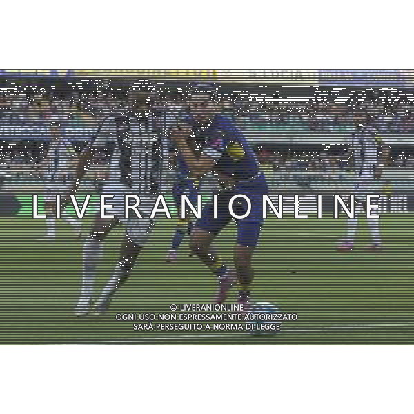 Suat Serdar of Hellas Verona FC battle for the ball with Pierre Kalulu of Juventus FC during Hellas Verona FC vs Juventus FC, 4° Serie A Enilive 2025-26 game at Marcantonio Bentegodi stadium in Verona (VR), Italy, on September 20, 2025. (Photo by Davide Casentini) AG ALDO LIVERANI SAS