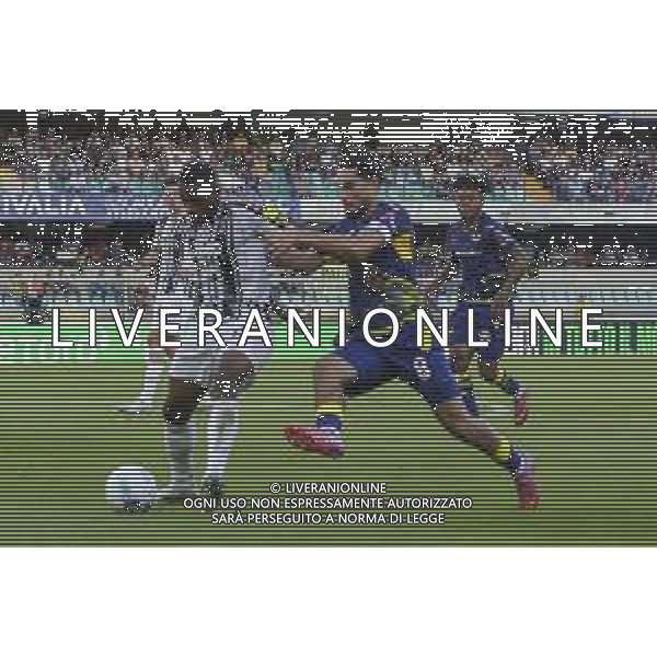 Suat Serdar of Hellas Verona FC battle for the ball with Pierre Kalulu of Juventus FC during Hellas Verona FC vs Juventus FC, 4° Serie A Enilive 2025-26 game at Marcantonio Bentegodi stadium in Verona (VR), Italy, on September 20, 2025. (Photo by Davide Casentini) AG ALDO LIVERANI SAS