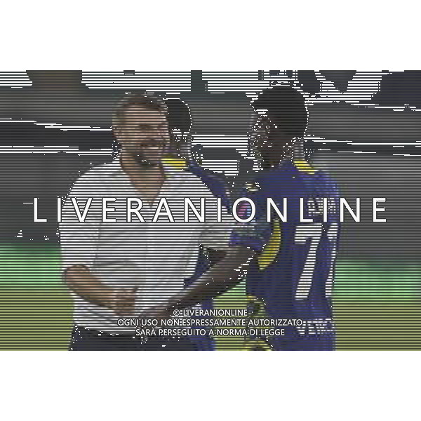 Paolo Zanetti Head Coach of Hellas Verona FC hugs Junior Ajayi of Hellas Verona FC at the end of Hellas Verona FC vs Juventus FC, 4° Serie A Enilive 2025-26 game at Marcantonio Bentegodi stadium in Verona (VR), Italy, on September 20, 2025. (Photo by Davide Casentini) AG ALDO LIVERANI SAS