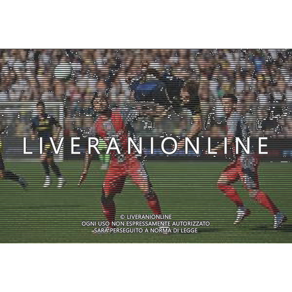 TVRG Cremonese vs Parma nella foto Giuseppe Pezzella (Cremonese) e Pontus Almqvist (Parma) Cremona 21-09-2025 Stadio Giovanni Zini Cremonese vs Parma Campionato Serie A Enilive - 4a giornata foto Roberto Garavaglia/Agenzia Aldo Liverani sas