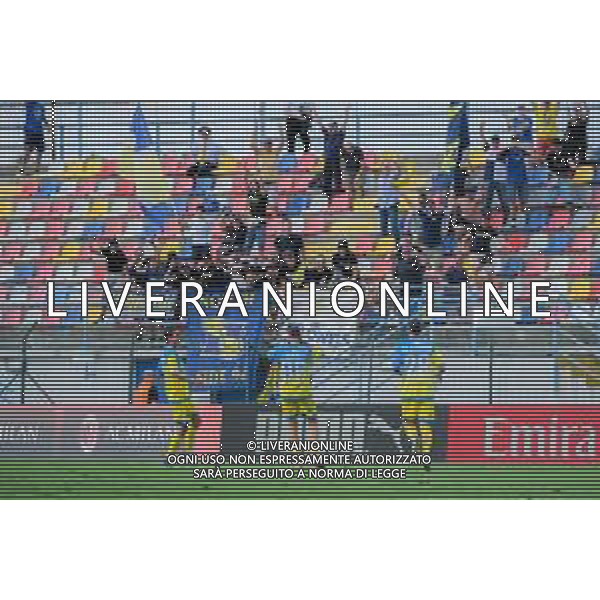 Nicholas D’Este esulta sotto i tifosi del ChievoVerona con Lorenzo Prandini e Alessio De Cerchio dopo il gol del momentaneo 0-1 Milan Futuro - ChievoVerona Solbiate Arno 21-09-2025 Stadio F. Chinetti Terza giornata del campionato di Serie D girone B foto Ricky Monteiro Martins/Agenzia Liverani sas- AGENZIA ALDO LIVERANI