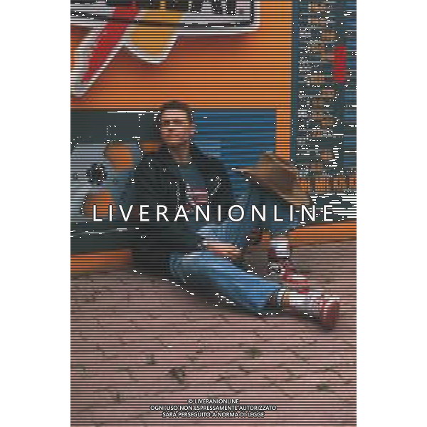 DIAP-RETRSPETTIVA LORENZO JOVANOTTI CANTANTE NLLA FOTO LORENZO JOVANOTTI A MILANO NELL\'ANNO 1987 A RADIO DEEJAY AG ALDO LIVERANI SAS