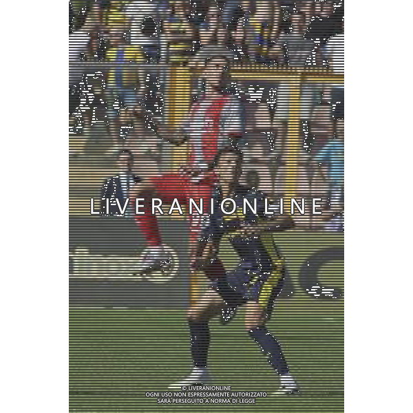 Antonio Sanabria of US Cremonese competes for the ball with Enrico Delprato of Parma AC during US Cremonese vs Parma Calcio, 4° Serie A Enilive 2025-26 game at Renato Zini stadium in Cremona (CR), Italy, on September 21, 2025. (Photo by Davide Casentini) - AGENZIA ALDO LIVERANI
