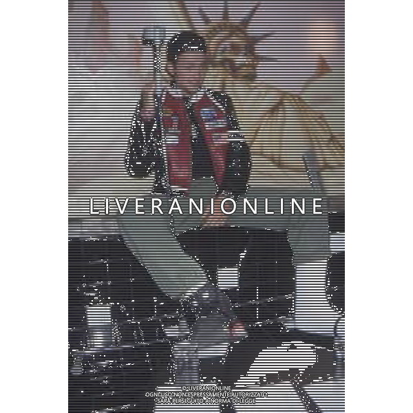 DIAP-RETROSPETTIVA LORENZO JOVANOTTI CANTANTE NELLA FOTO LORENZO JOVANOTTI PRESENTA IL SUO NUOVO DISCO “LA TRIBU\' CHE BALLA “NELL\'ANNO 1991 AG ALDO LIVERANI SAS