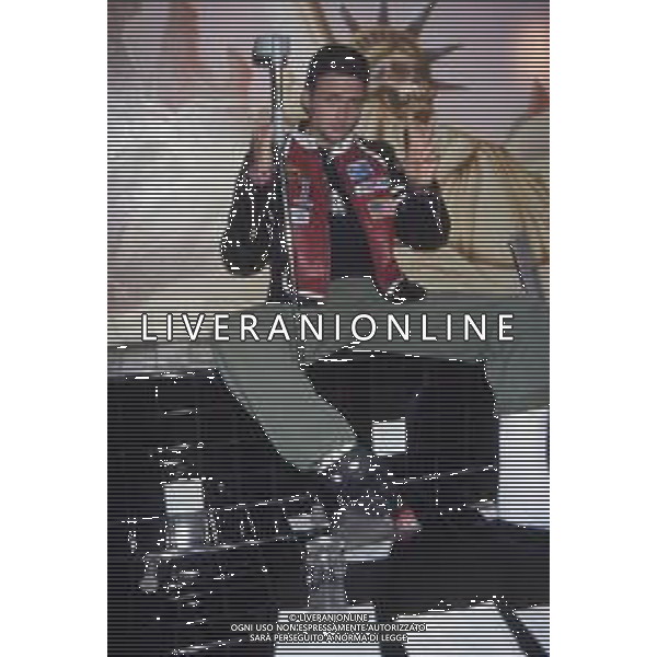 DIAP-RETROSPETTIVA LORENZO JOVANOTTI CANTANTE NELLA FOTO LORENZO JOVANOTTI PRESENTA IL SUO NUOVO DISCO “LA TRIBU\' CHE BALLA “NELL\'ANNO 1991 AG ALDO LIVERANI SAS