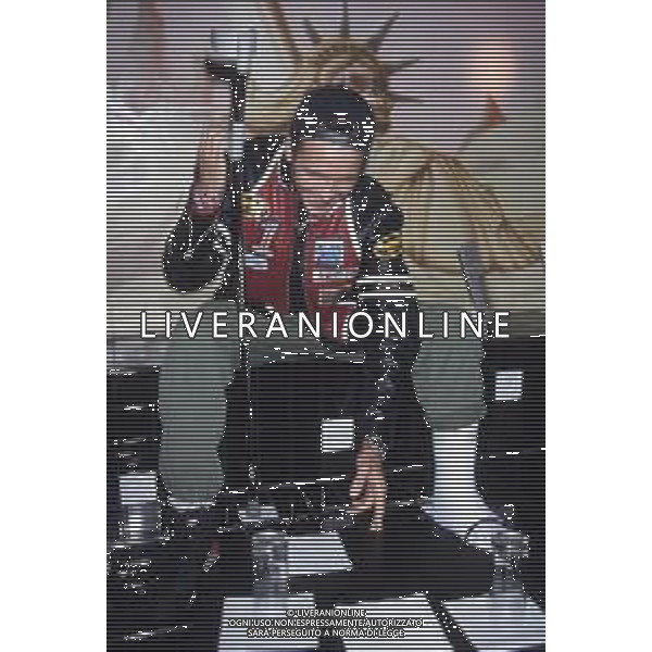 DIAP-RETROSPETTIVA LORENZO JOVANOTTI CANTANTE NELLA FOTO LORENZO JOVANOTTI PRESENTA IL SUO NUOVO DISCO “LA TRIBU\' CHE BALLA “NELL\'ANNO 1991 AG ALDO LIVERANI SAS