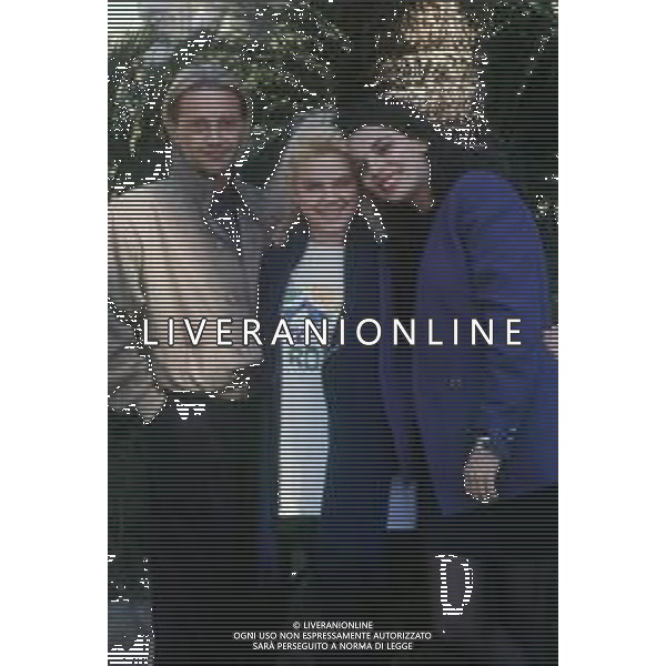DIAP-RETROSPETTIVA AMEDEO MINGHI CANTANTE NELLA FOTO AMEDEO MINGHI CON MIETTA E NIKKA COSTA A SANREMO NELL\'ANNO 1990 AG ALDO LIVERANI SAS