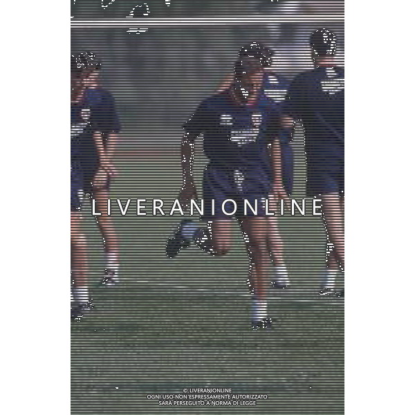 DIAP-RETROSPETTIVA CHRISTIAN LANTIGNOTTI CALCIATORE NELLA FOTO CHRISTIAN LANTIGNOTTI CON LA MAGLIA DEL CAGLIARI CALCIO NELL\'ANNO 1994 AG ALDO LIVERANI SAS 