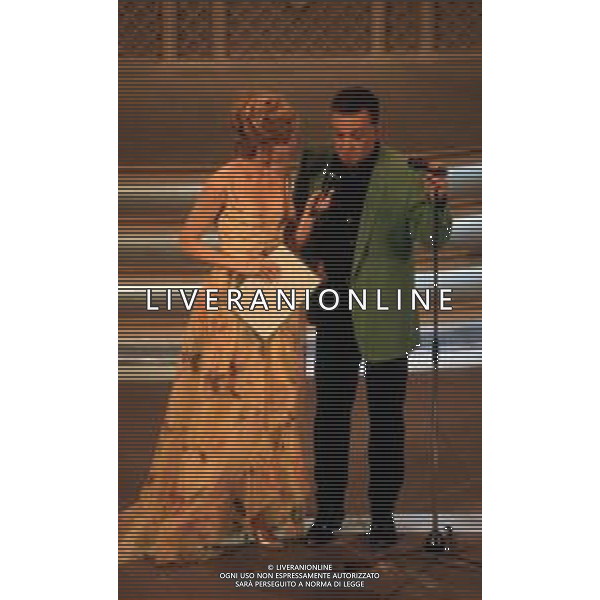 DIAP-RETROSPETTIVA ENRICO RUGGERI CANTANTE NELLA FOTO ENRICO RUGGERICON LORELLA CUCCARINI A SANREMO NELL\'ANNO 1993 AG ALDO LIVERANI SAS