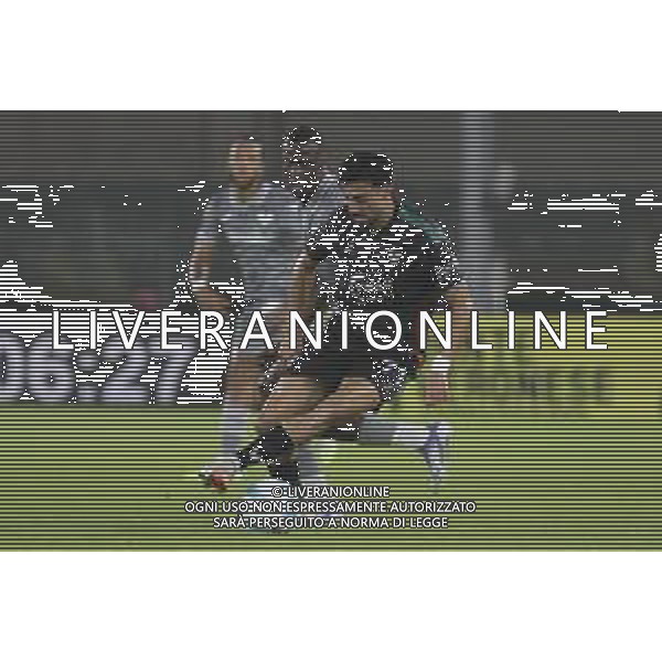 Kike Perez of Venezia FC play the ball during Hellas Verona FC vs Venezia FC, 16° leg of Coppa Italia Frecciarossa 2025-26 game at Marcantonio Bentegodi stadium in Verona (VR), Italy, on September 24, 2025. (Photo by Davide Casentini)- AGENZIA ALDO LIVERANI SAS