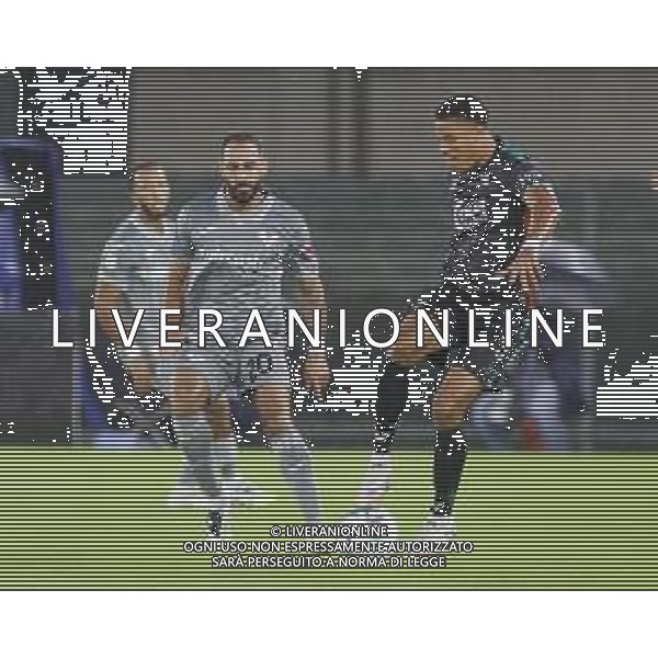 Joel Schingtienne of Venezia FC competes for the ball with Grigoris Kastanos of Hellas Verona FC during Hellas Verona FC vs Venezia FC, 16° leg of Coppa Italia Frecciarossa 2025-26 game at Marcantonio Bentegodi stadium in Verona (VR), Italy, on September 24, 2025. (Photo by Davide Casentini)- AGENZIA ALDO LIVERANI SAS