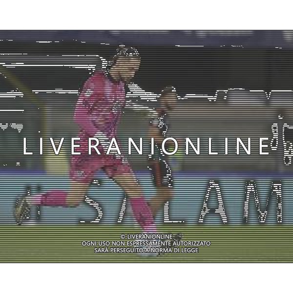 Alessandro Plizzari of Venezia FC play the ball during Hellas Verona FC vs Venezia FC, 16° leg of Coppa Italia Frecciarossa 2025-26 game at Marcantonio Bentegodi stadium in Verona (VR), Italy, on September 24, 2025. (Photo by Davide Casentini)- AGENZIA ALDO LIVERANI SAS