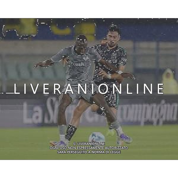 Cheikh Niasse of Hellas Verona FC battle for the ball with Kike Pérez of Venezia FC during Hellas Verona FC vs Venezia FC, 16° leg of Coppa Italia Frecciarossa 2025-26 game at Marcantonio Bentegodi stadium in Verona (VR), Italy, on September 24, 2025. (Photo by Davide Casentini)- AGENZIA ALDO LIVERANI SAS