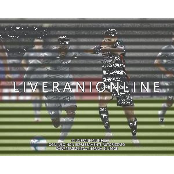 Junior Ajayi of Hellas Verona FC battle for the ball with Nunzio Lella of Venezia FC during Hellas Verona FC vs Venezia FC, 16° leg of Coppa Italia Frecciarossa 2025-26 game at Marcantonio Bentegodi stadium in Verona (VR), Italy, on September 24, 2025. (Photo by Davide Casentini)- AGENZIA ALDO LIVERANI SAS