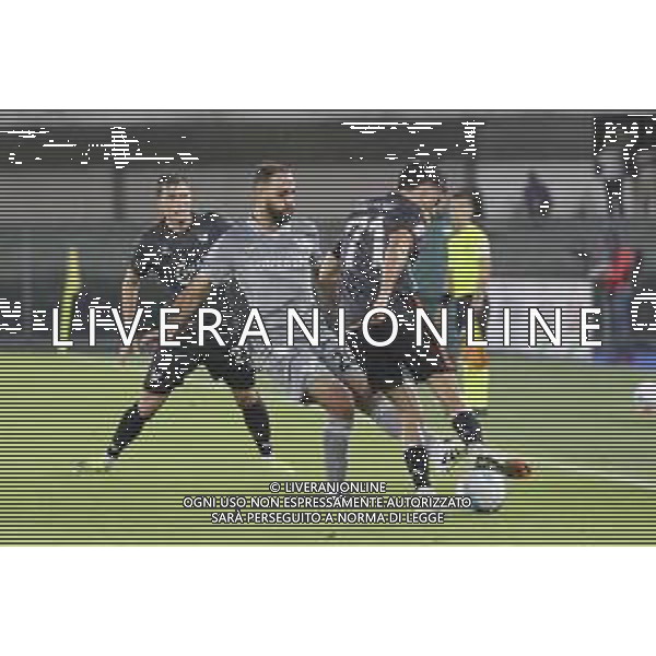 Grigoris Kastanos of Hellas Verona FC battle for the ball with Kike Pérez of Venezia FC during Hellas Verona FC vs Venezia FC, 16° leg of Coppa Italia Frecciarossa 2025-26 game at Marcantonio Bentegodi stadium in Verona (VR), Italy, on September 24, 2025. (Photo by Davide Casentini)- AGENZIA ALDO LIVERANI SAS