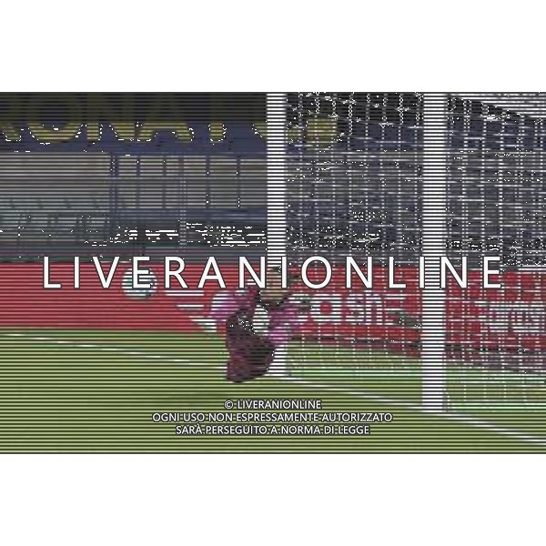Alessandro Plizzari of Venezia FC makes a save on penalty during Hellas Verona FC vs Venezia FC, 16° leg of Coppa Italia Frecciarossa 2025-26 game at Marcantonio Bentegodi stadium in Verona (VR), Italy, on September 24, 2025. (Photo by Davide Casentini)- AGENZIA ALDO LIVERANI SAS