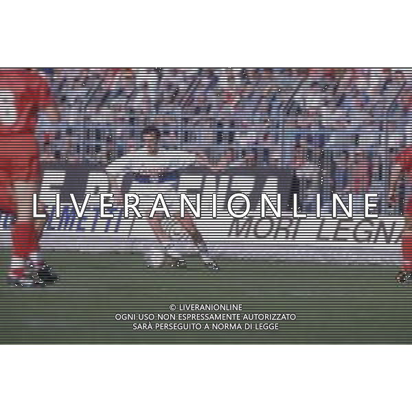 DIAP-RETROSPETTIVA ROBERTO RAMBAUDI CALCIATORE NELLA FOTO ROBERTO RAMBAUDI CON LA MAGLIA DELL\'ATALANTA CALCIO NELL\'ANNO 1993-1994 AG ALDO LIVERANI SAS