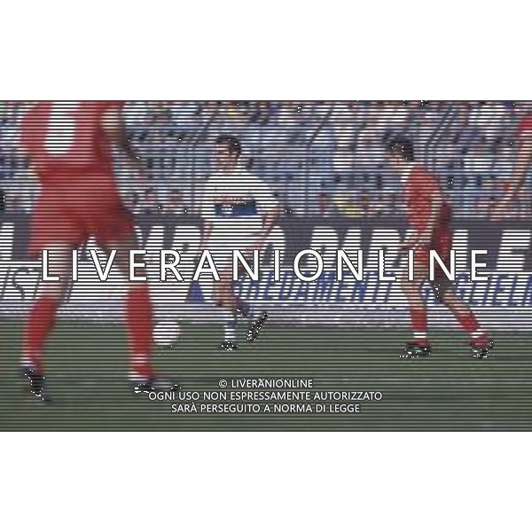 DIAP-RETROSPETTIVA ROBERTO RAMBAUDI CALCIATORE NELLA FOTO ROBERTO RAMBAUDI CON LA MAGLIA DELL\'ATALANTA CALCIO NELL\'ANNO 1993-1994 AG ALDO LIVERANI SAS