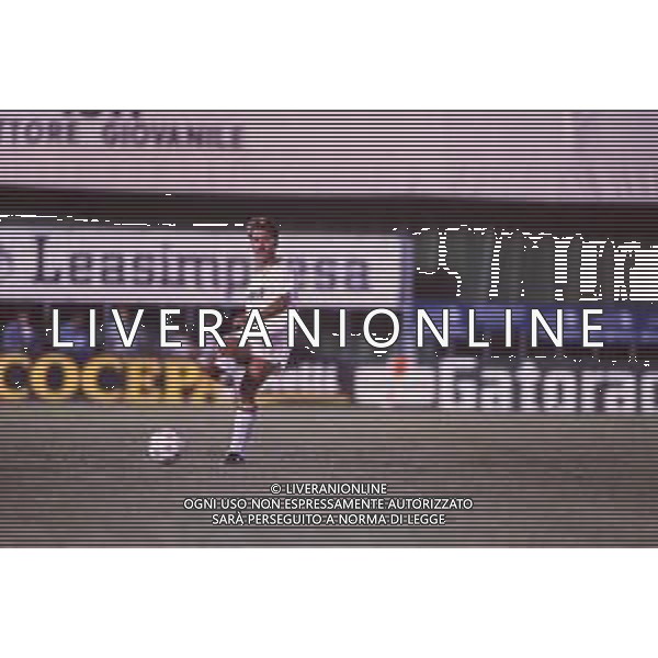 DIAP-RETROSPETTIVA MARTIN VASQUEZ CALCIATORE NELLA FOTO MARTIN VASQUEZ CON LA MAGLIA DEL TORINO CALCIO NELL\'ANNO 1990-1991 AG ALDO LIVERANI SAS