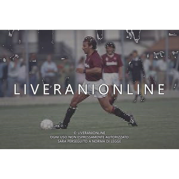 DIAP-RETROSPETTIVA MARTIN VASQUEZ CALCIATORE NELLA FOTO MARTIN VASQUEZ CON LA MAGLIA DEL TORINO CALCIO NELL\'ANNO 1990-1991 AG ALDO LIVERANI SAS