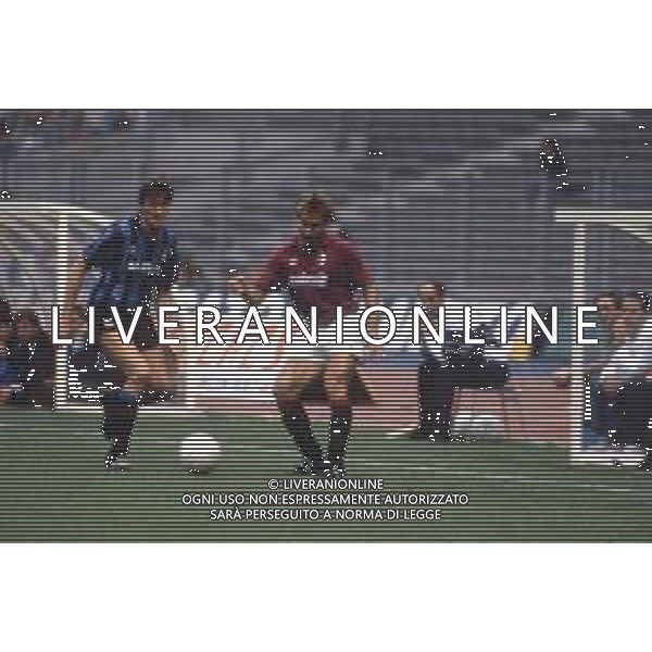 DIAP-RETROSPETTIVA MARTIN VASQUEZ CALCIATORE NELLA FOTO MARTIN VASQUEZ CON LA MAGLIA DEL TORINO CALCIO NELL\'ANNO 1990-1991 AG ALDO LIVERANI SAS