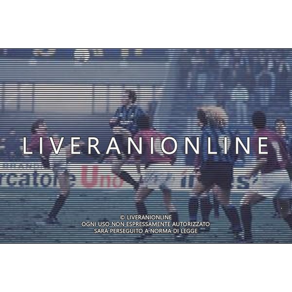 DIAP-RETROSPETTIVA MARTIN VASQUEZ CALCIATORE NELLA FOTO MARTIN VASQUEZ CON LA MAGLIA DEL TORINO CALCIO NELL\'ANNO 1990-1991 AG ALDO LIVERANI SAS