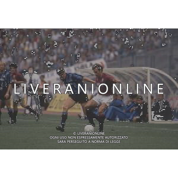 DIAP-RETROSPETTIVA MARTIN VASQUEZ CALCIATORE NELLA FOTO MARTIN VASQUEZ CON LA MAGLIA DEL TORINO CALCIO NELL\'ANNO 1990-1991 AG ALDO LIVERANI SAS