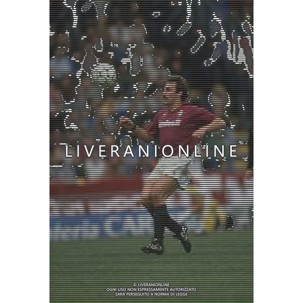 DIAP-RETROSPETTIVA MARTIN VASQUEZ CALCIATORE NELLA FOTO MARTIN VASQUEZ CON LA MAGLIA DEL TORINO CALCIO NELL\'ANNO 1990-1991 AG ALDO LIVERANI SAS