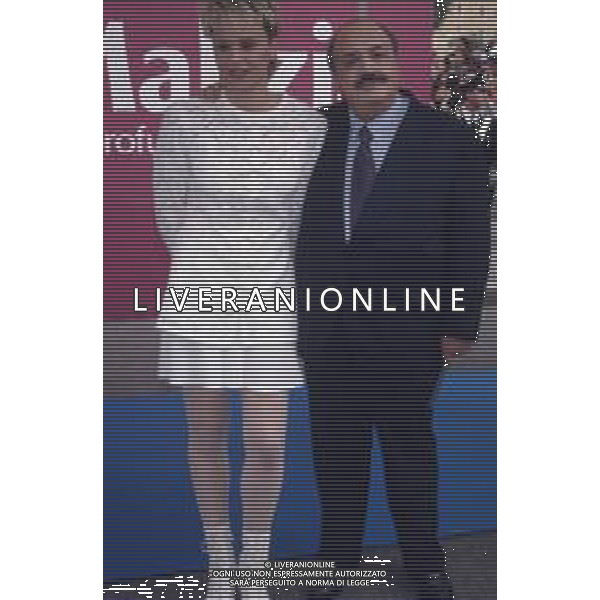 DIAP-RETROSPETTIVA MARIA DE FILIPPI CONDUTTRICE TELEVISIVA E PRODUTTRICE TELEVISIVA NELLA FOTO MARIA DE FILIPPI ALLA CONSEGNA DEI TELEGATTI A MILANO NELL\'ANNO 1994 CON MAURIZIO COSTANZO AG ALDO LIVERANI SAS