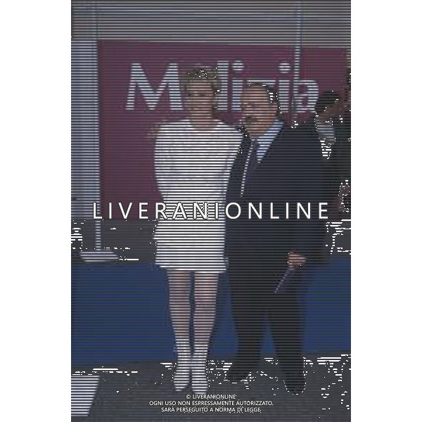 DIAP-RETROSPETTIVA MARIA DE FILIPPI CONDUTTRICE TELEVISIVA E PRODUTTRICE TELEVISIVA NELLA FOTO MARIA DE FILIPPI ALLA CONSEGNA DEI TELEGATTI A MILANO NELL\'ANNO 1994 CON MAURIZIO COSTANZO AG ALDO LIVERANI SAS